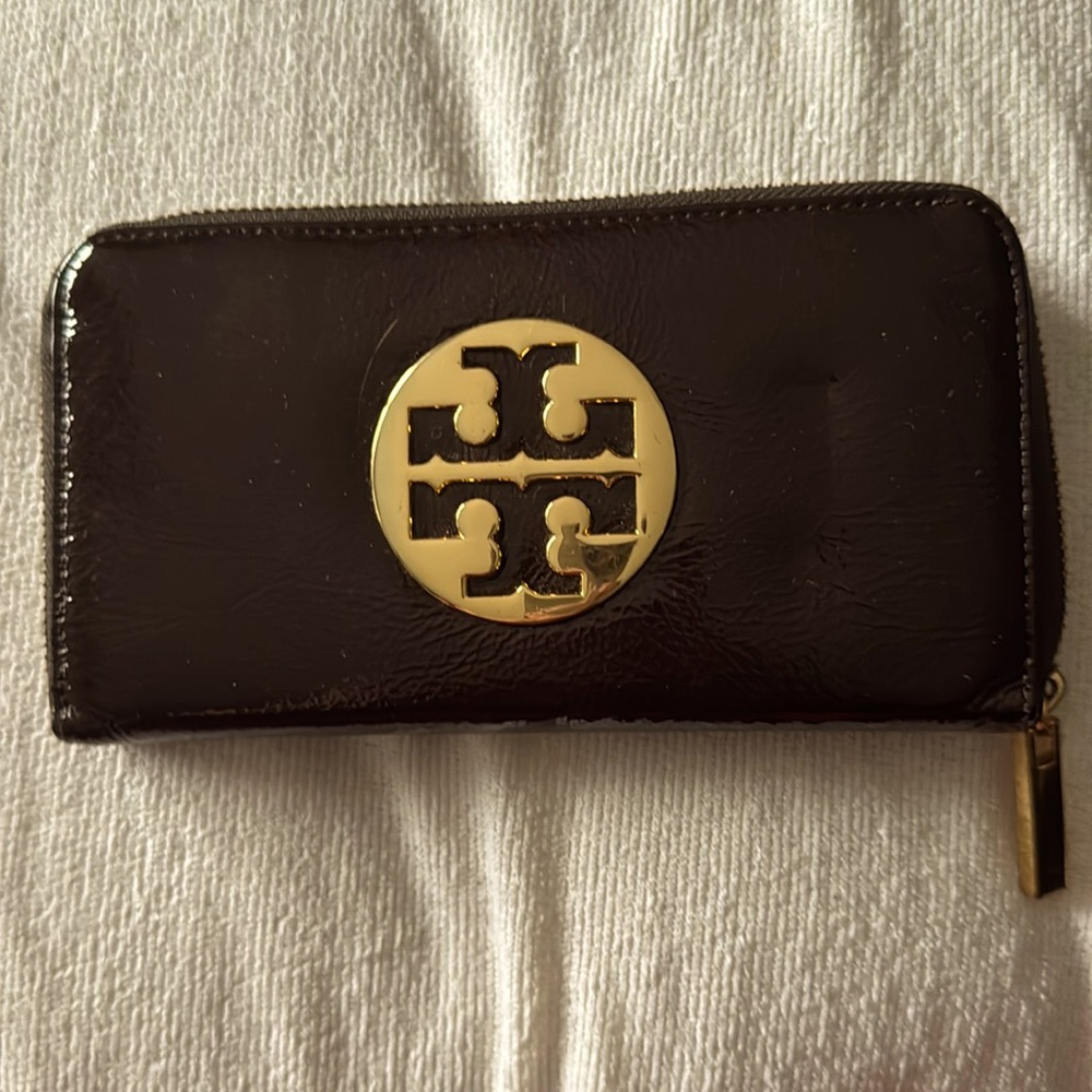 Tory Burch Brown patent wallet with Gold Logo